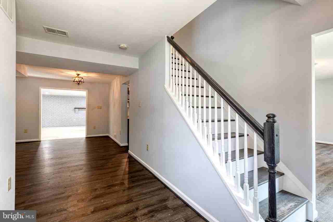 1099 Snow Hill Ln - Photo 3 of 33