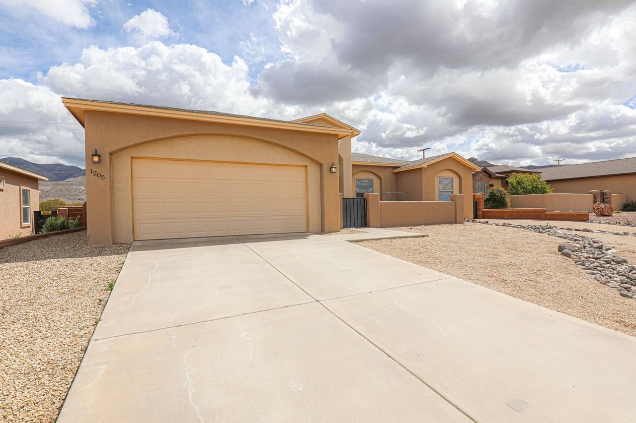 1205 Santiago St - Photo 2 of 29