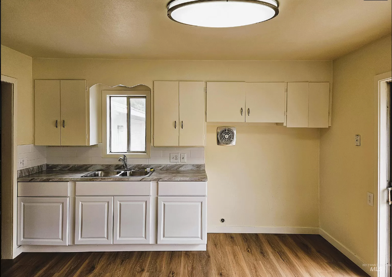 1407 Burrell Ave - Photo 2 of 24