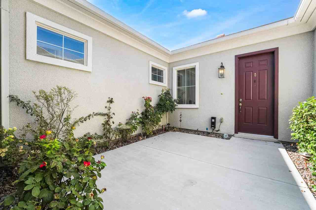 2475 Blackcraig St - Photo 2 of 29