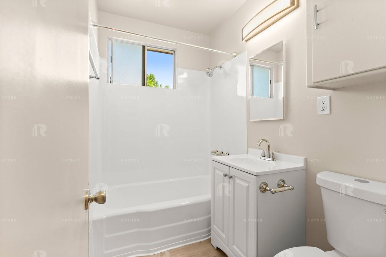 (AR/GA/YO:B) 1401 N. Detroit Street / 7141 DeLongpre Avenue - Photo 4 of 16