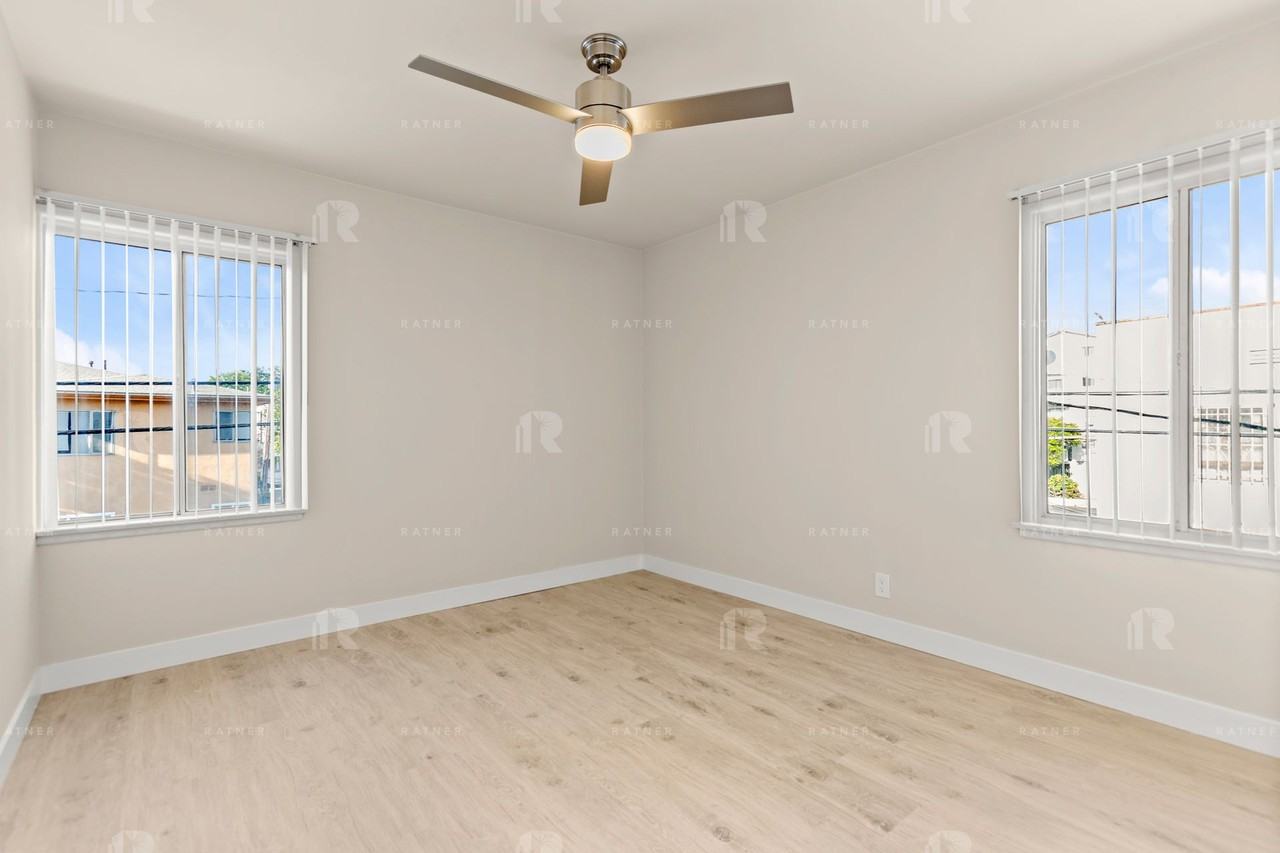 (AR/GA/YO:B) 1401 N. Detroit Street / 7141 DeLongpre Avenue - Photo 7 of 16