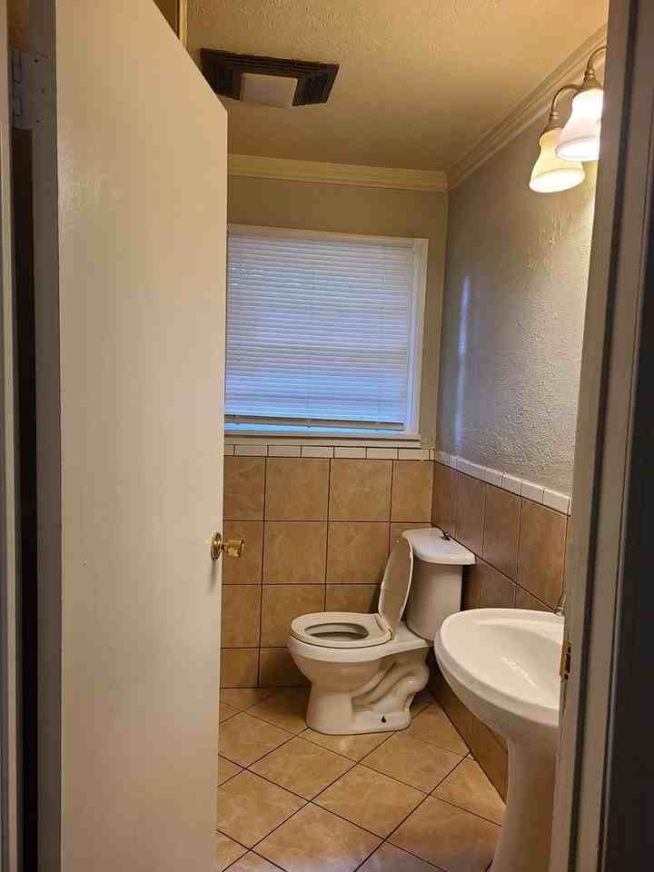 416 Esther Blvd - Photo 4 of 8