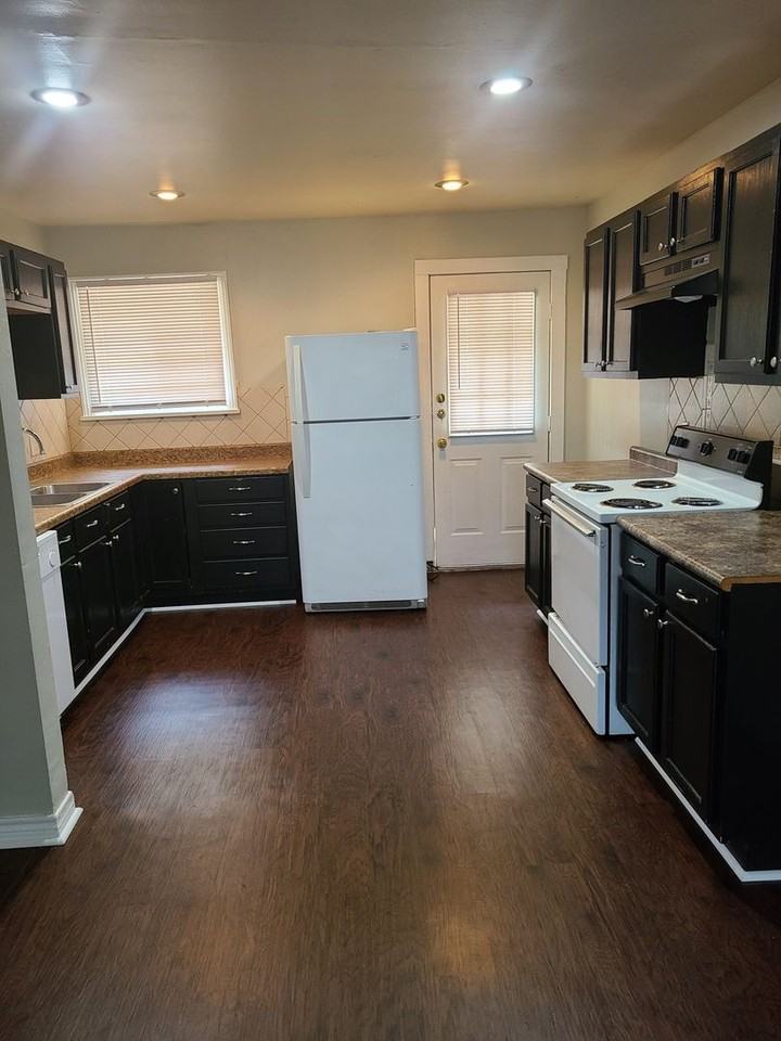 416 Esther Blvd - Photo 5 of 8
