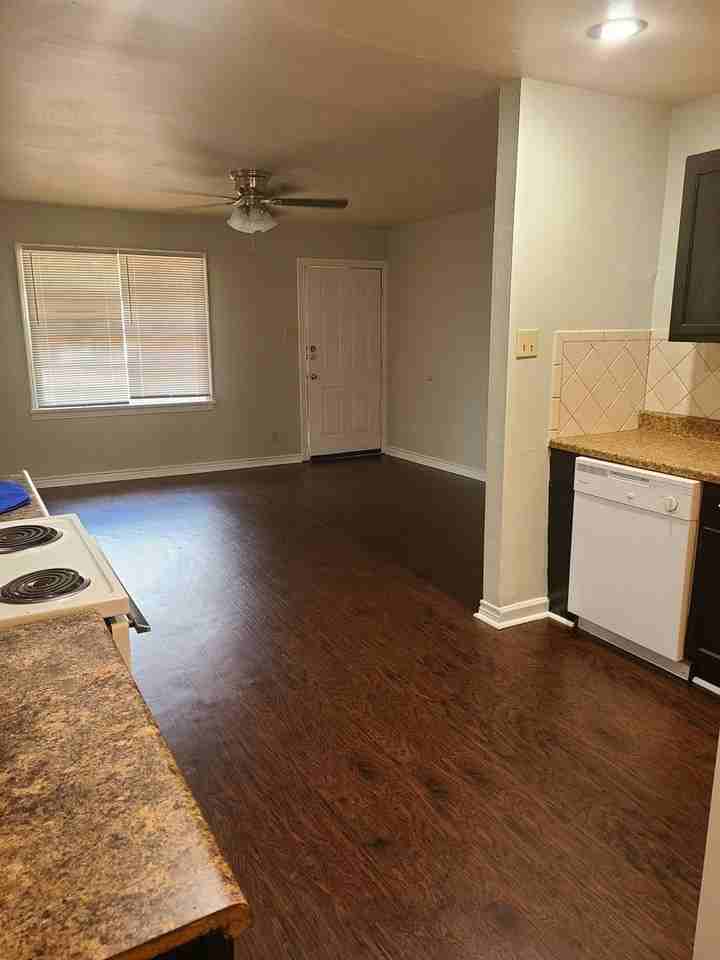 416 Esther Blvd - Photo 6 of 8
