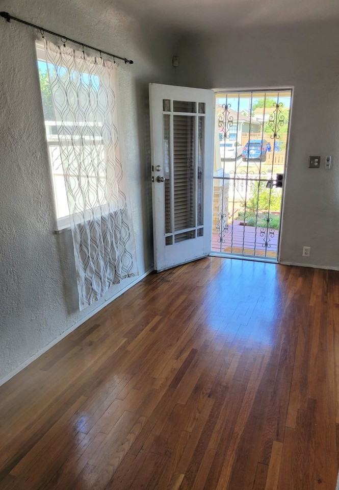 4441 Mcclintock St - Photo 7 of 18