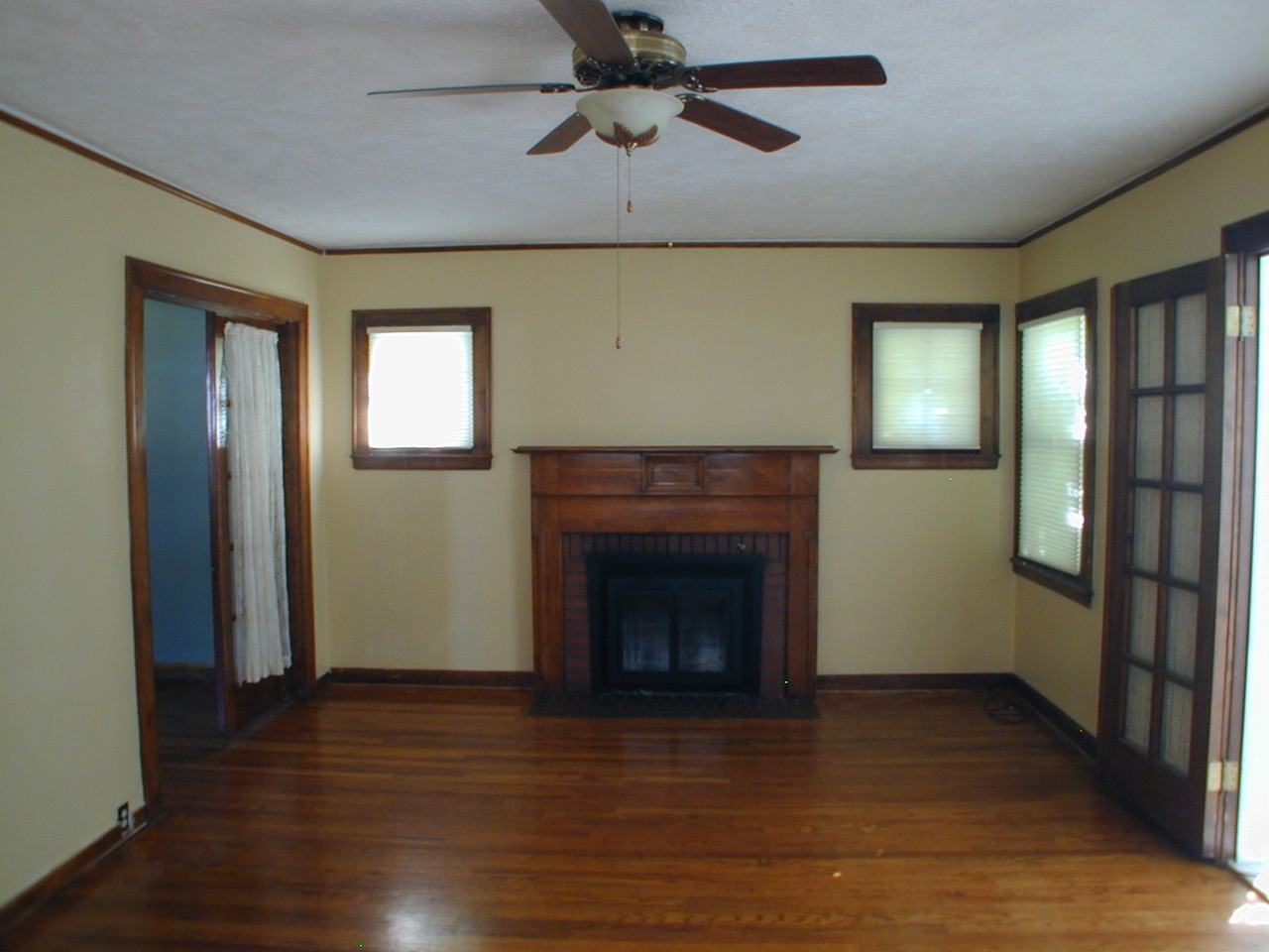 1110 E 19th St - Photo 4 of 9