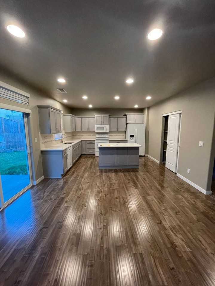 2939 Northwest White Oak Avenue - Photo 5 of 8