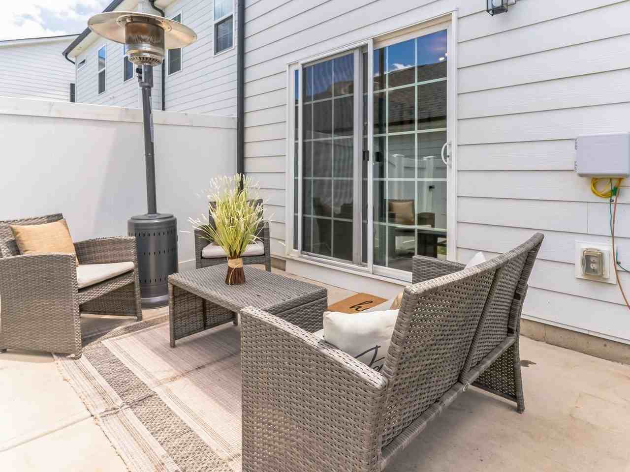 5048 Patton Dr - Photo 3 of 36