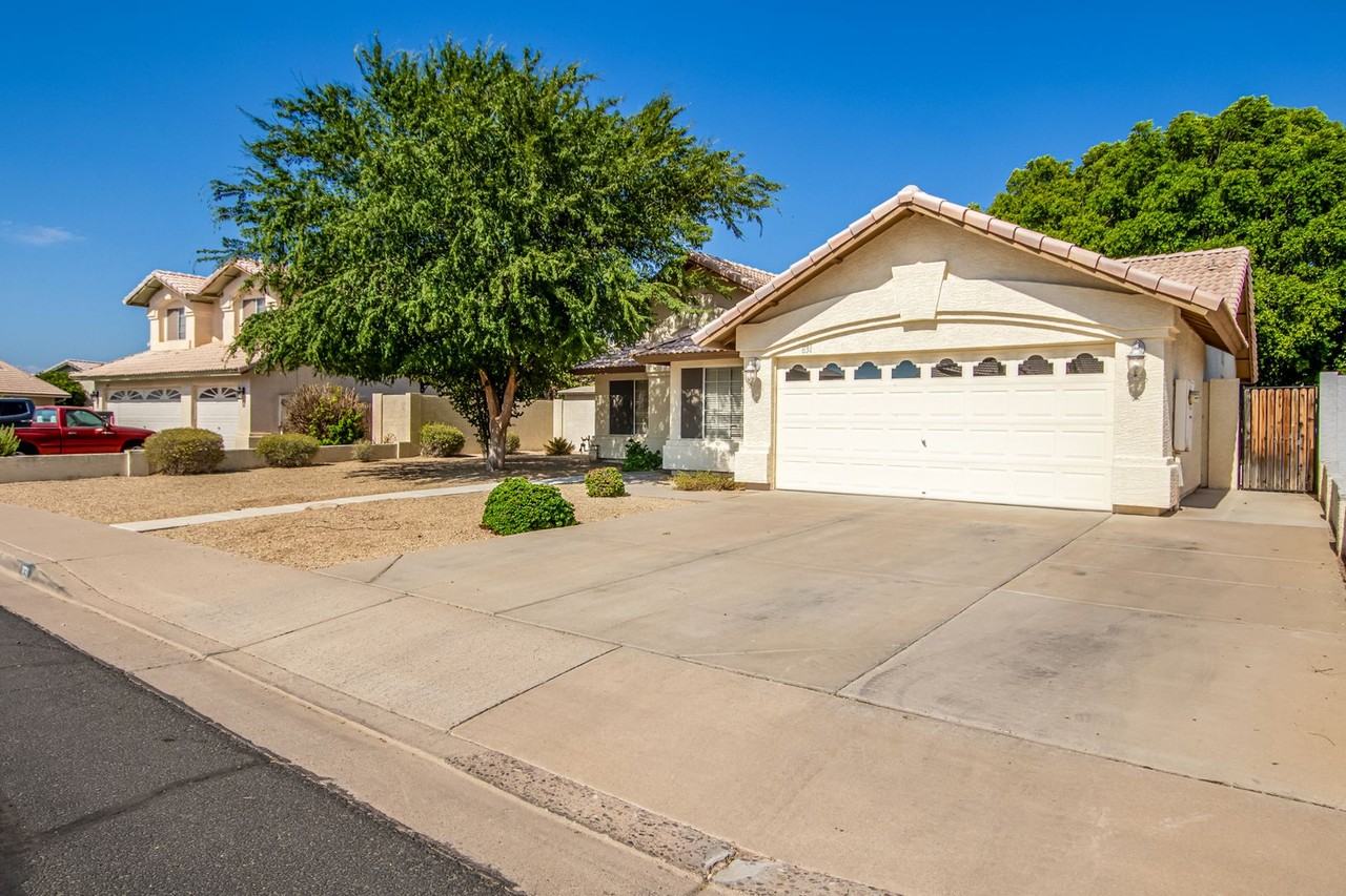 831 N Swallow Ln - Photo 3 of 37