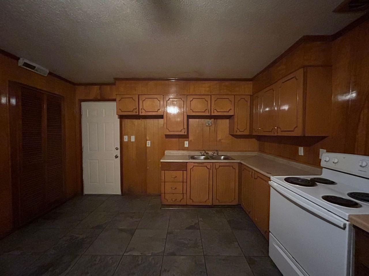 664 Queen Julianna Ln - Photo 2 of 9