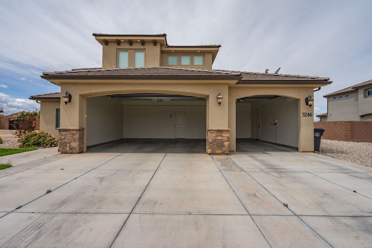 3246 S 2880 E - Photo 3 of 50
