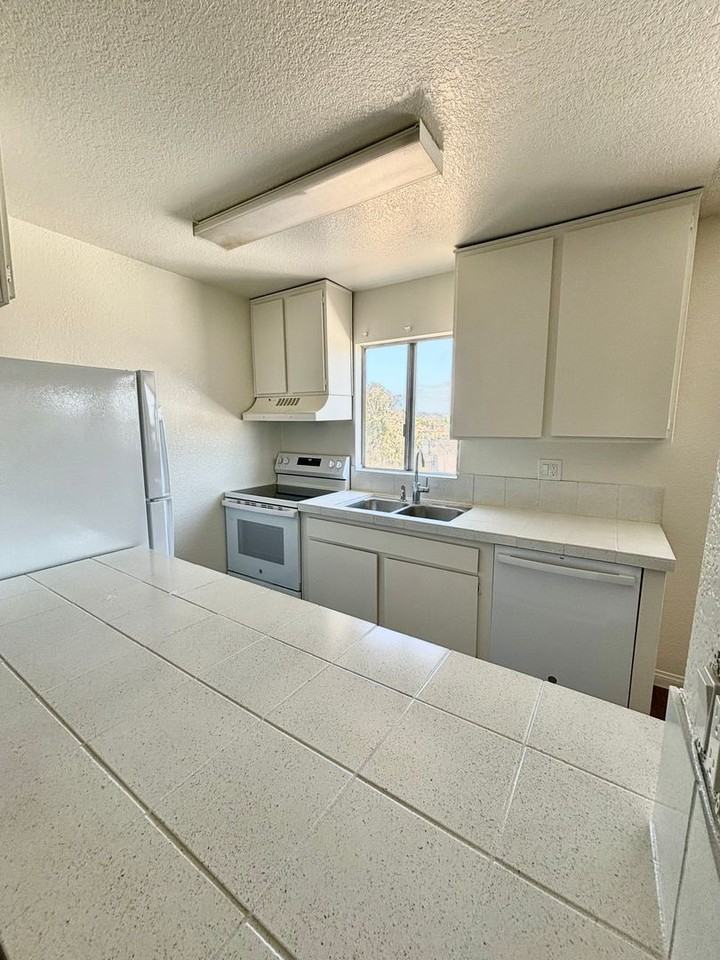 3140 Midway Dr - Photo 3 of 15