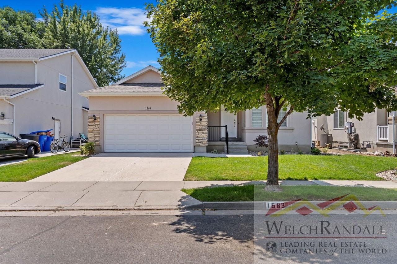 1563 Oakridge Park Dr - Photo 2 of 32