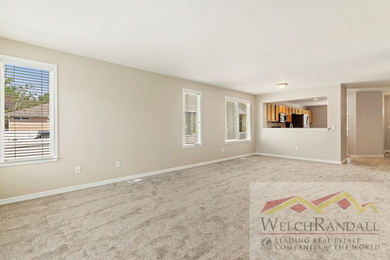 1563 Oakridge Park Dr - Photo 3 of 32