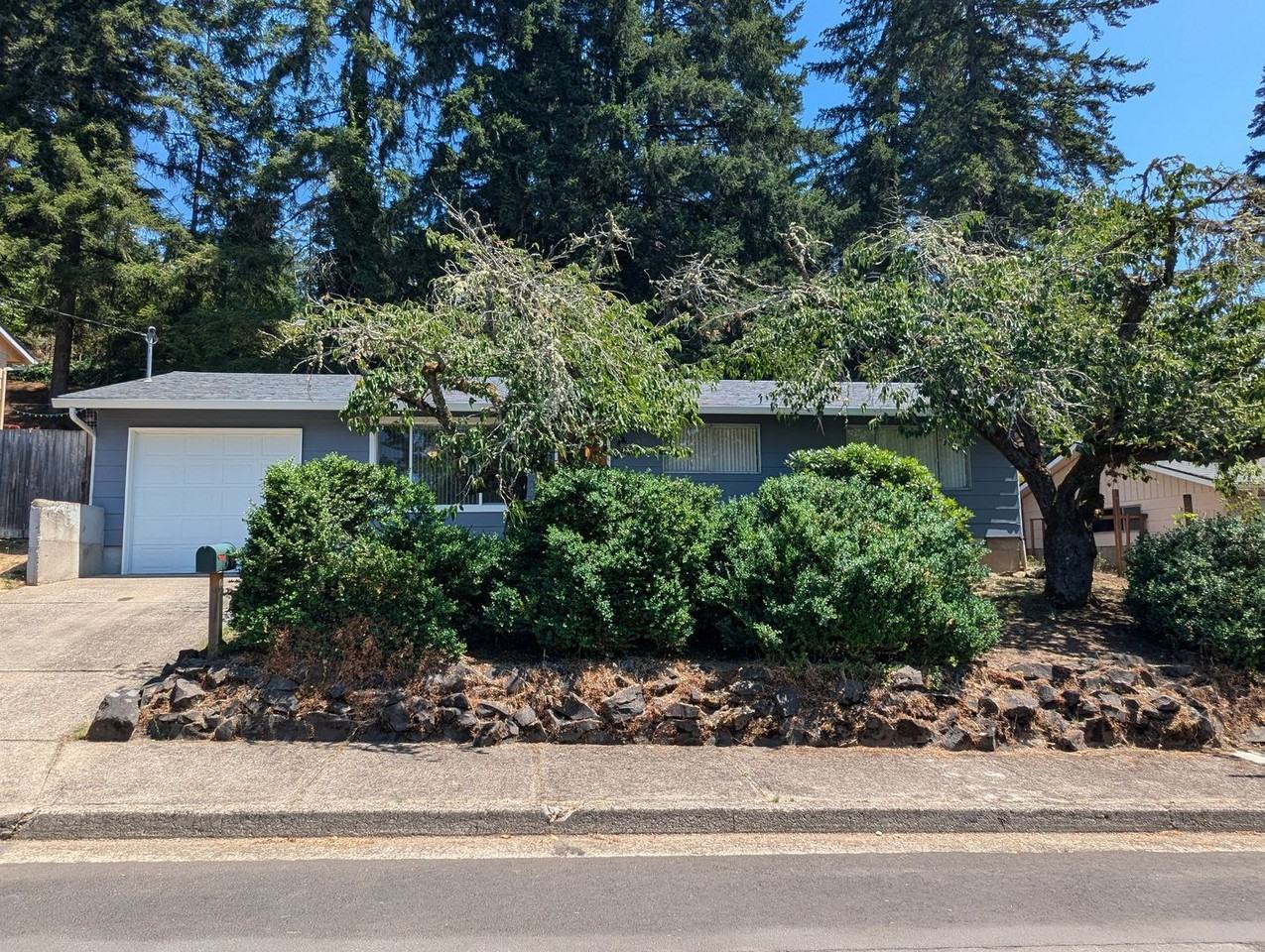 4865 Whiteaker St - Photo 2 of 23