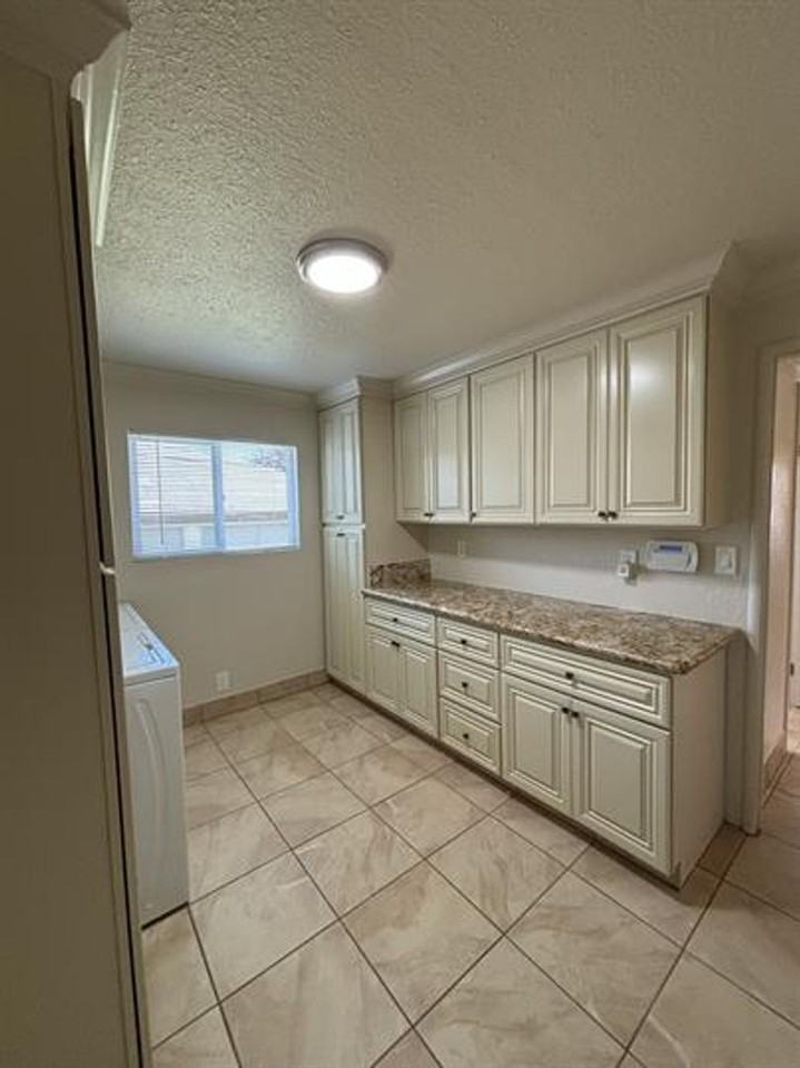 565 Smalley Ave - Photo 7 of 10