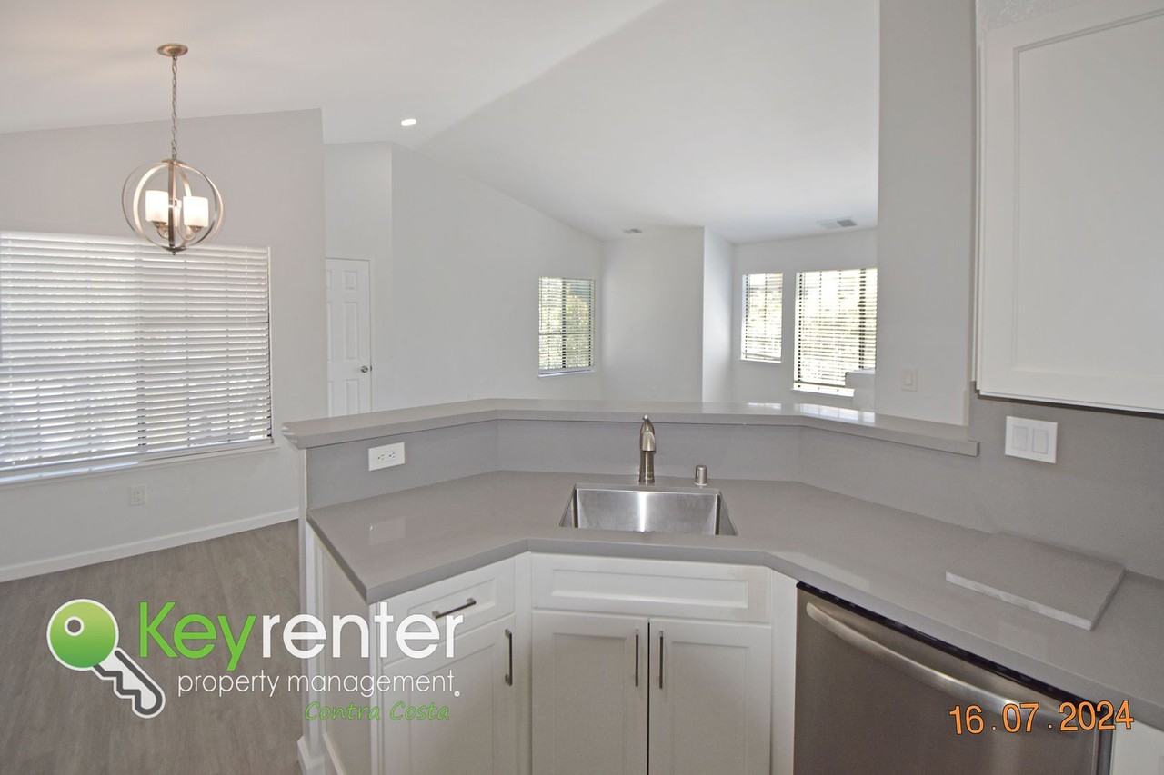 504 Devonwood - Photo 3 of 23