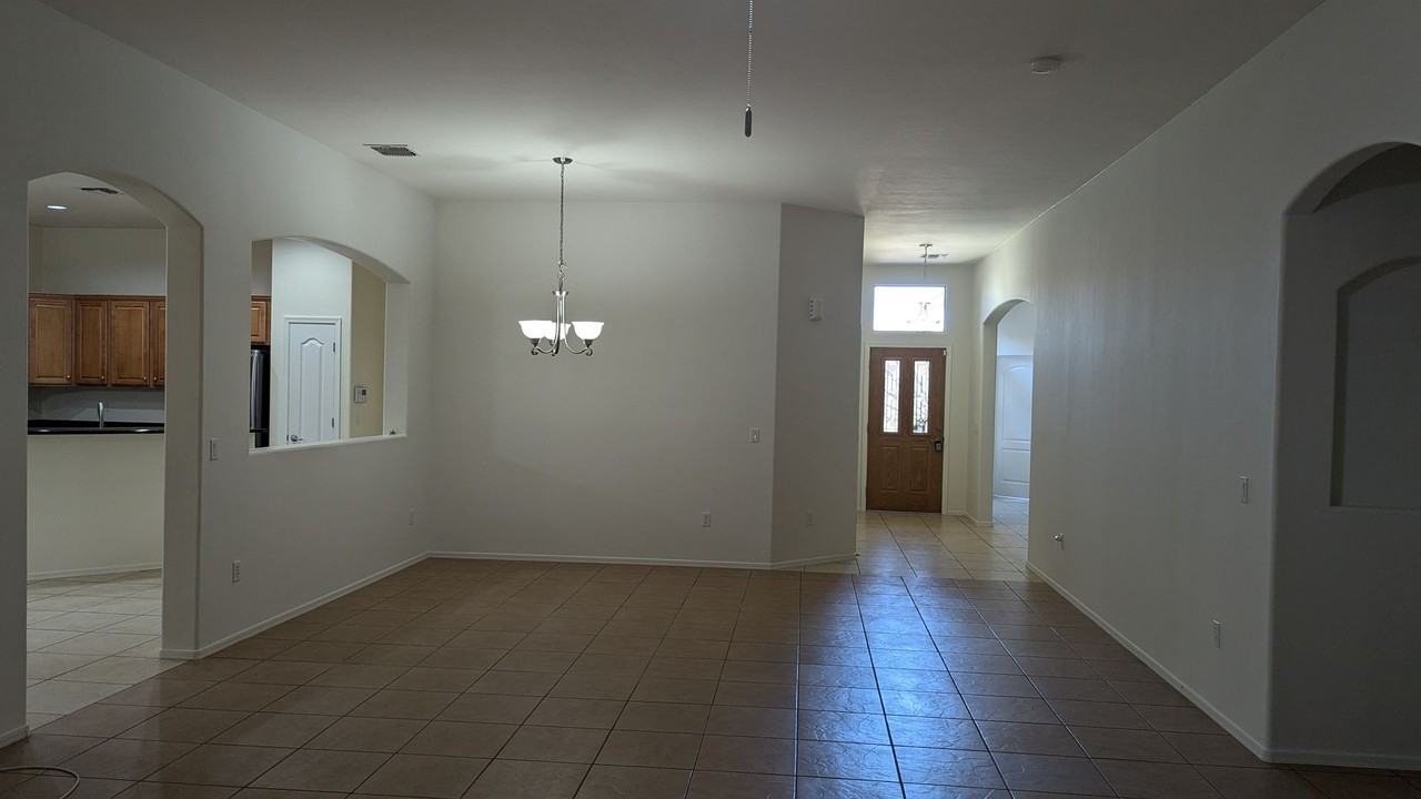 11367 W Pipestone St - Photo 3 of 37