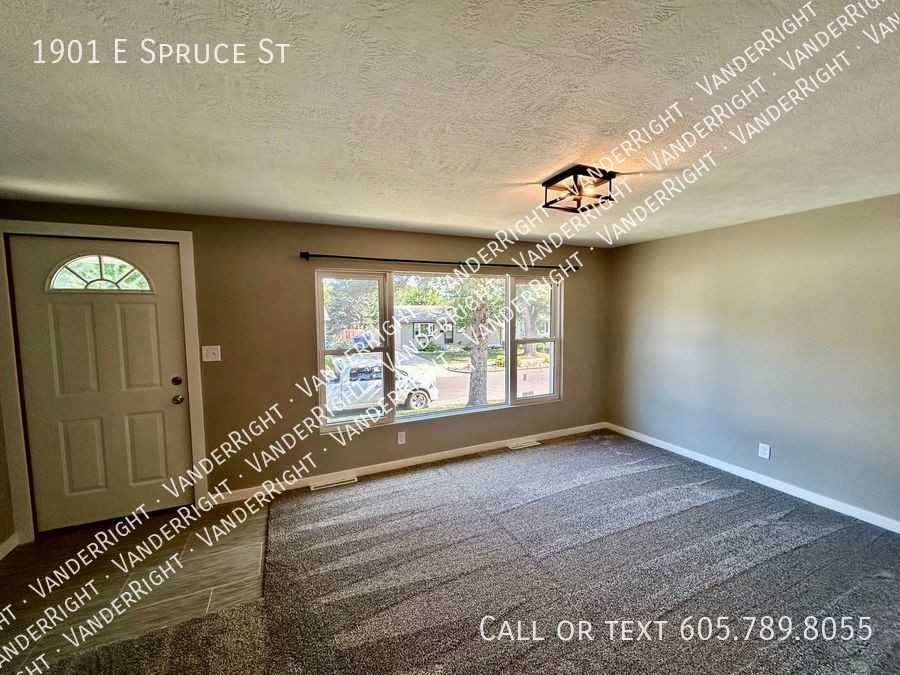 1901 E Spruce St - Photo 3 of 26