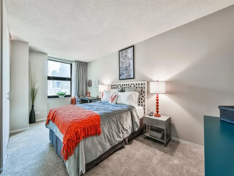 678 N Dearborn St - Photo 2 of 6