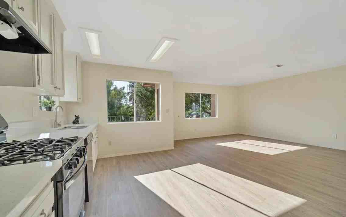 9117 Valencia Street - Photo 3 of 19