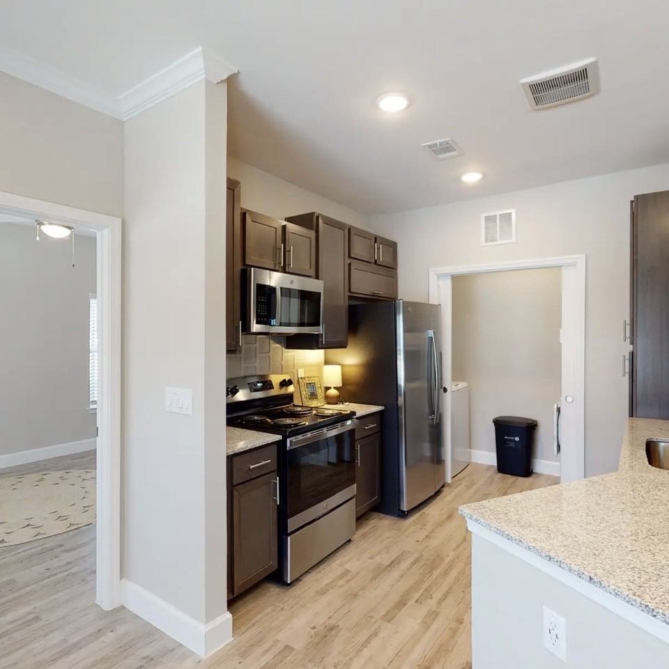 2200 Plantation Dr - Photo 3 of 8