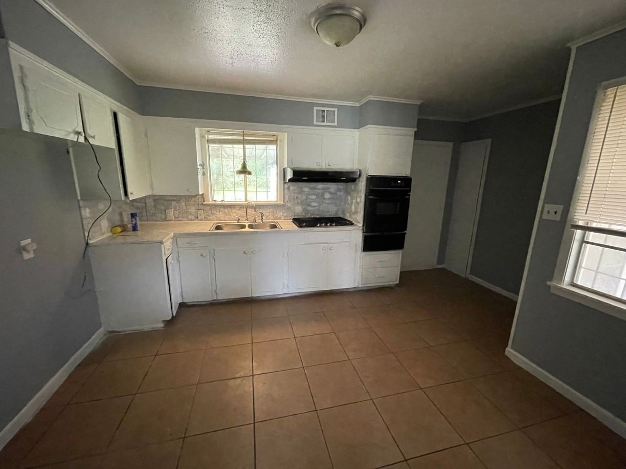 3233 Valley View Dr - Photo 2 of 4
