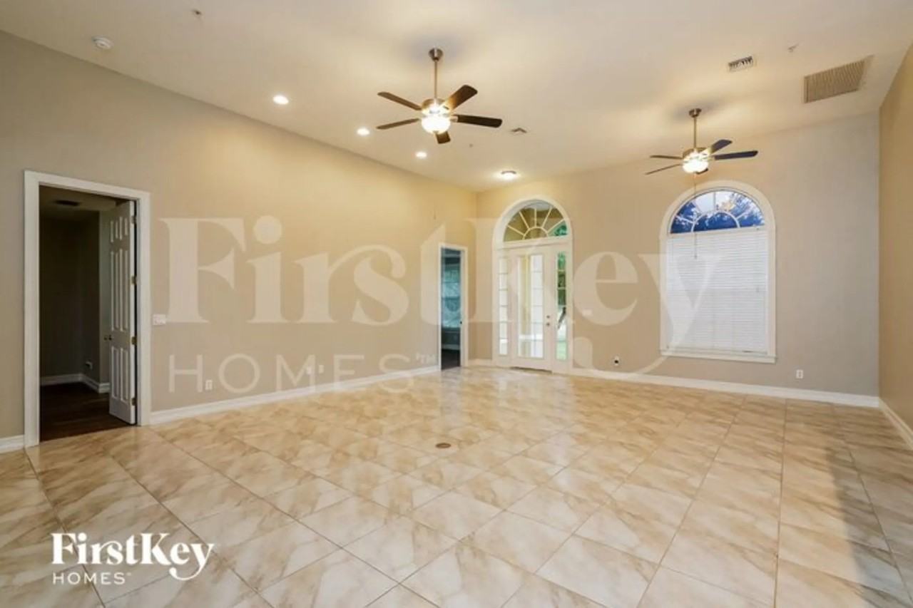 16710 Oak Grove Ct - Photo 2 of 15