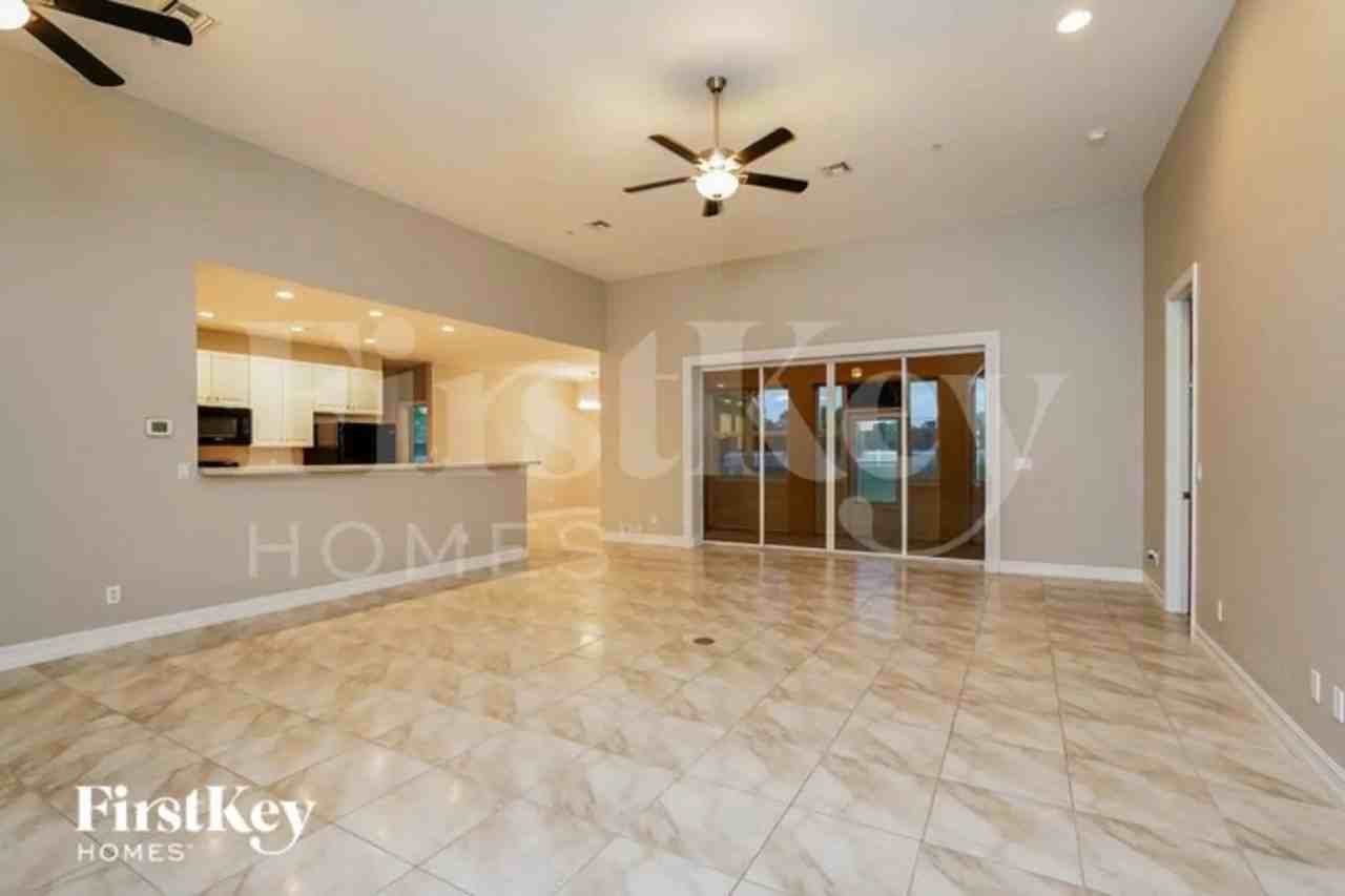 16710 Oak Grove Ct - Photo 3 of 15