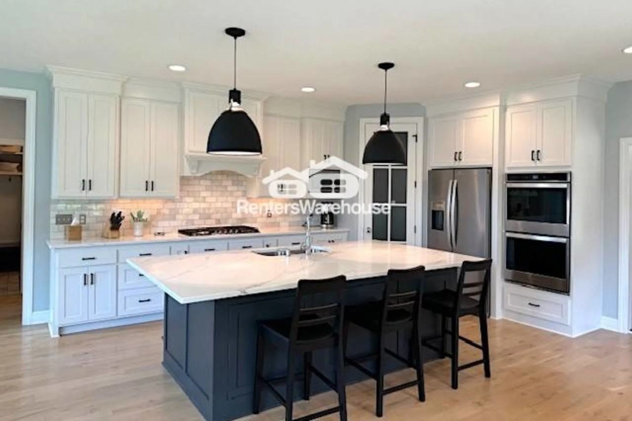 5996 Hermitage Trl - Photo 2 of 33