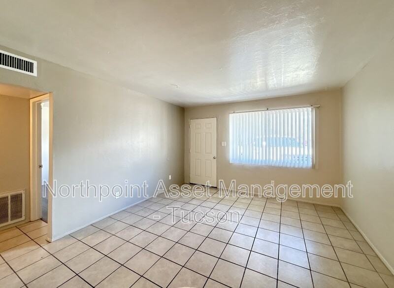 1558 N Craycroft Rd - Photo 2 of 10