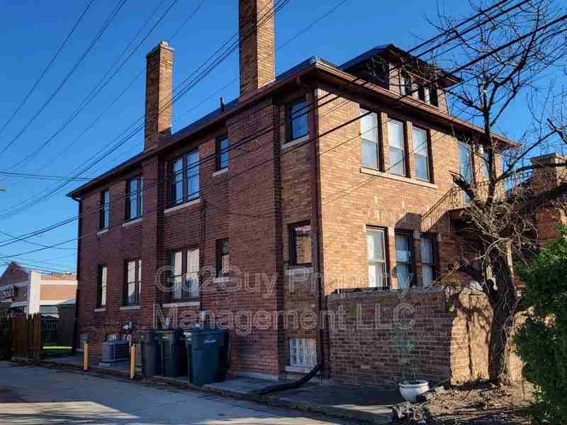 1027 Washington St - Photo 3 of 34