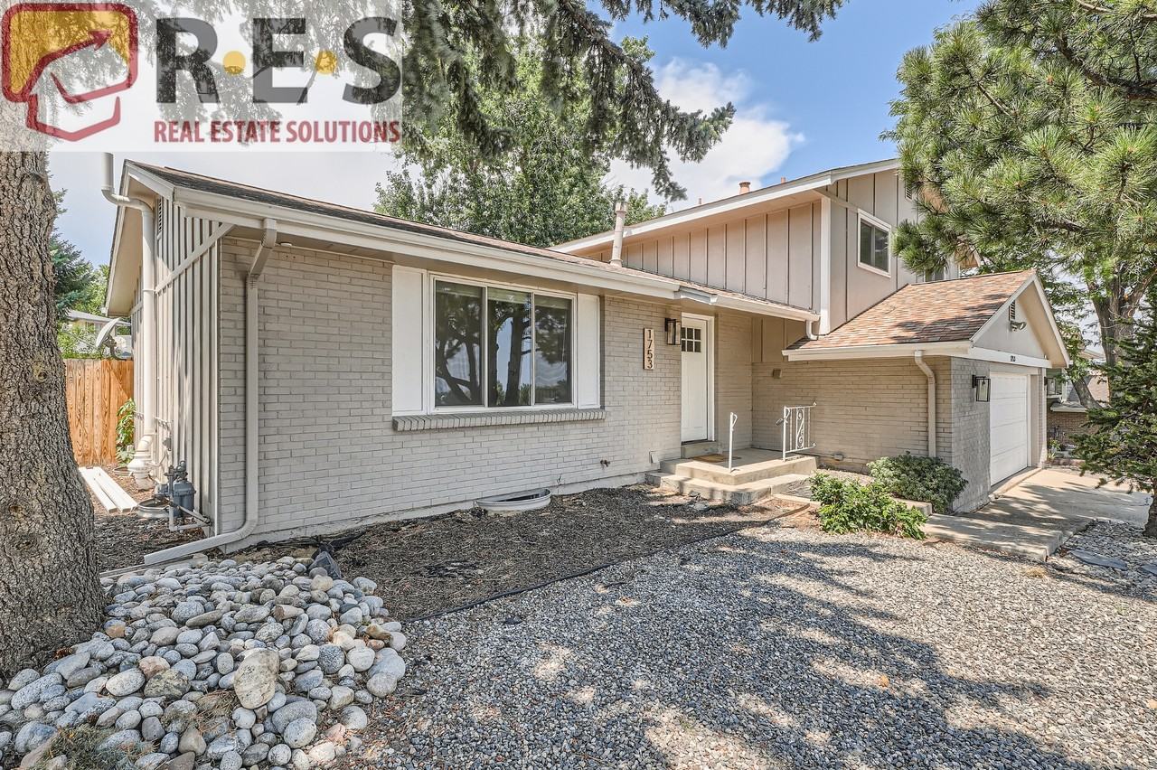 1753 S Owens St - Photo 3 of 29