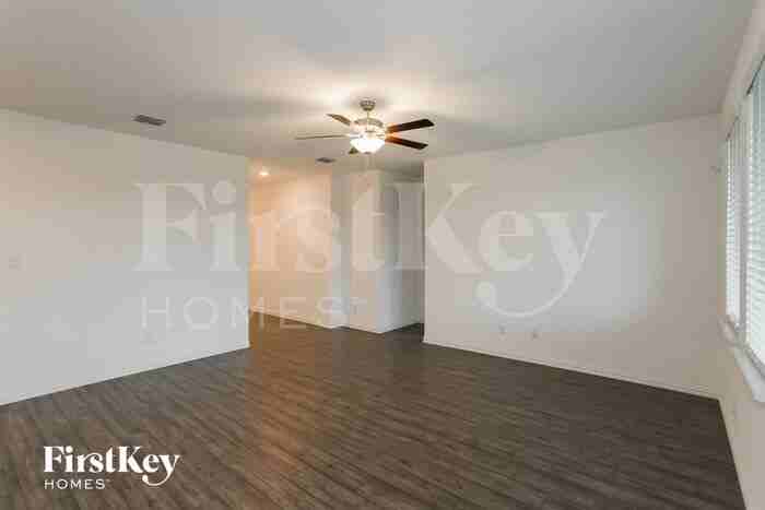 3401 Riverside Dr - Photo 3 of 15