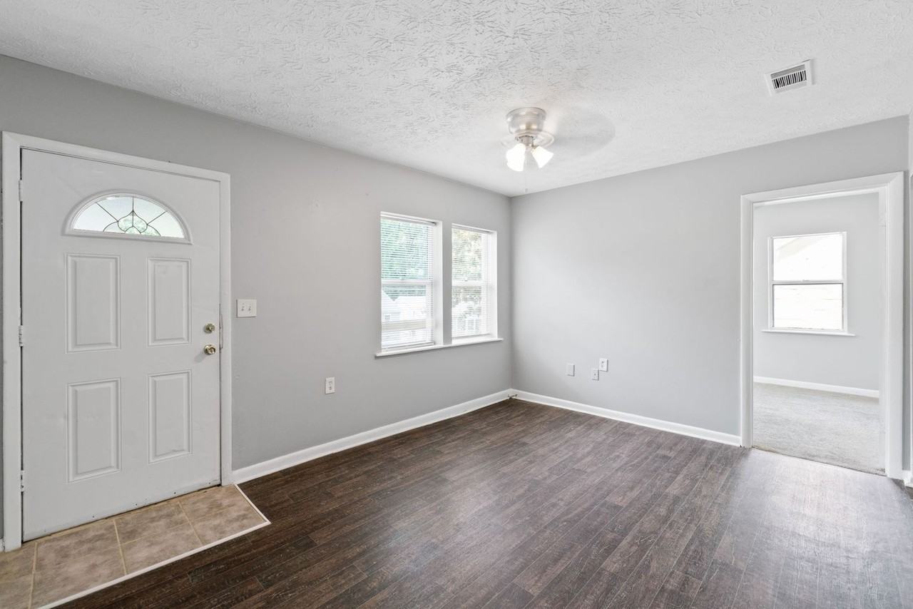192 Holderness St Sw - Photo 3 of 15