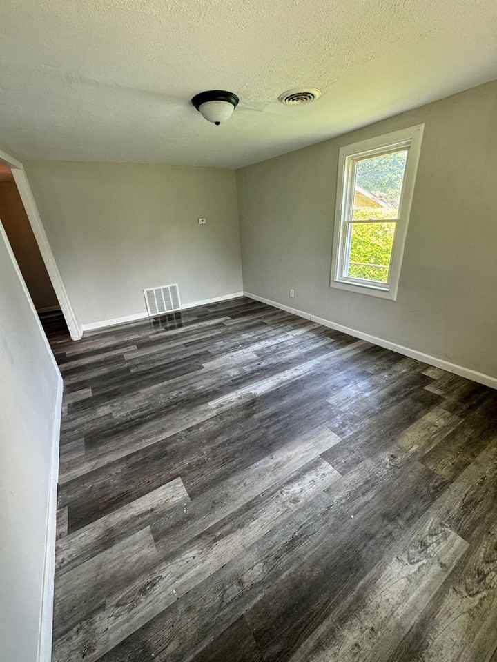 1326 Franklin St - Photo 3 of 7