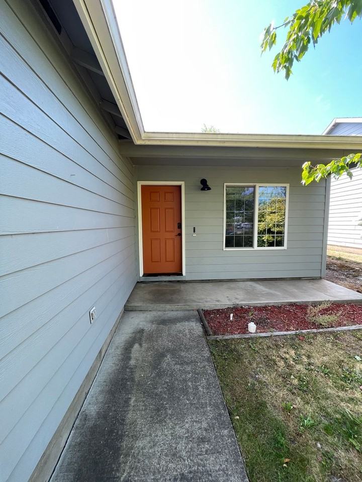 738 Monmouth Ave S - Photo 2 of 28