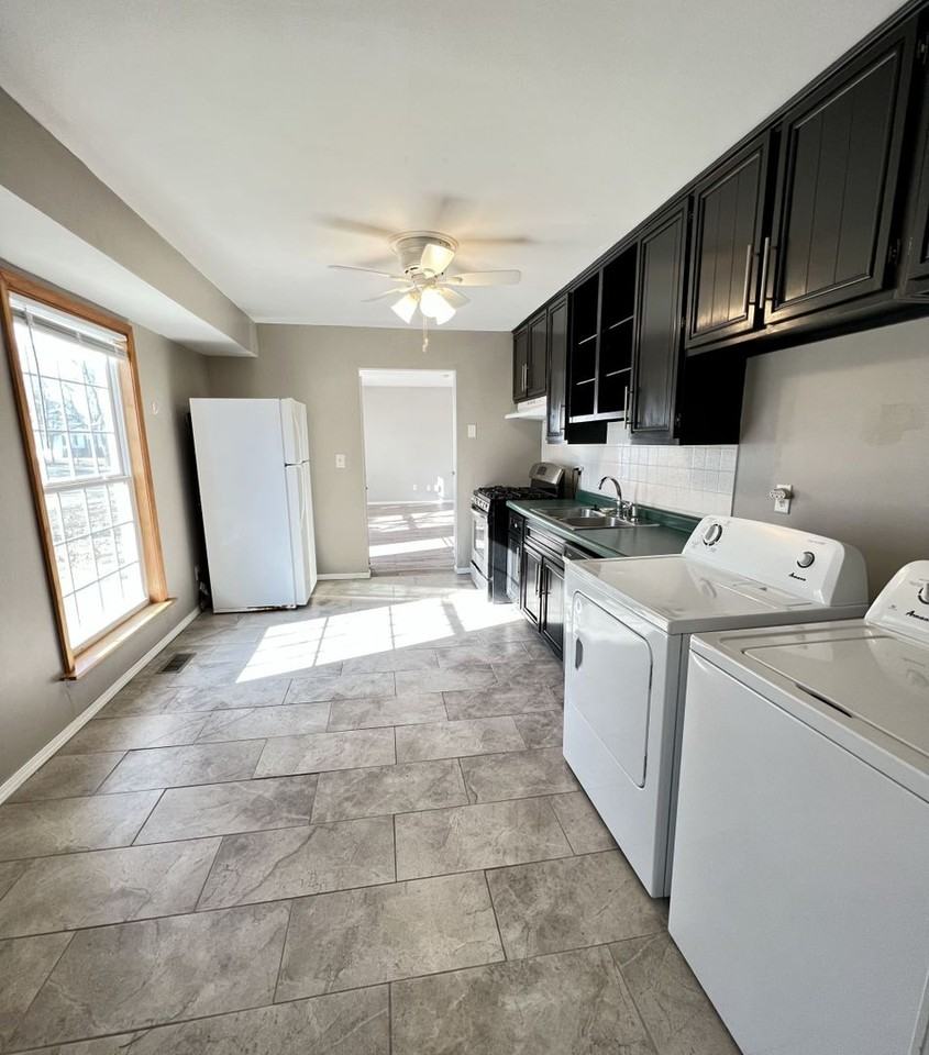 1426 Dillon Dr - Photo 4 of 10
