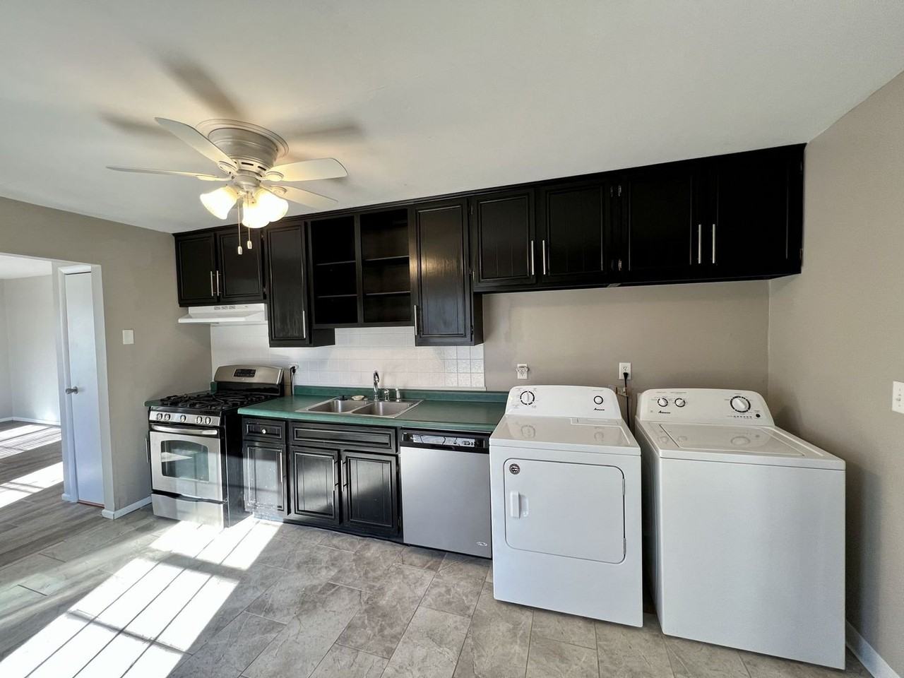 1426 Dillon Dr - Photo 5 of 10