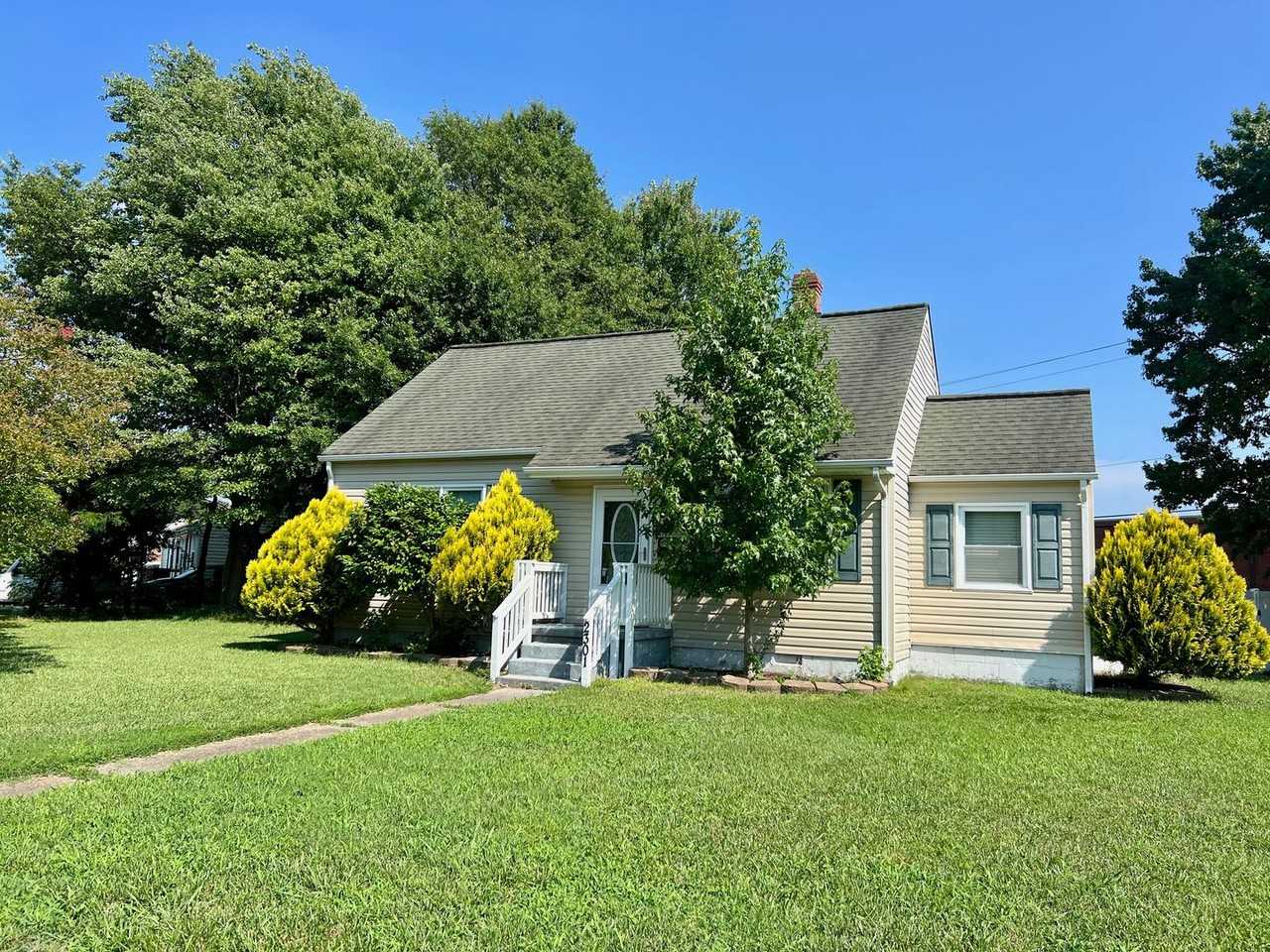 2301 Dominion Ave - Photo 2 of 34