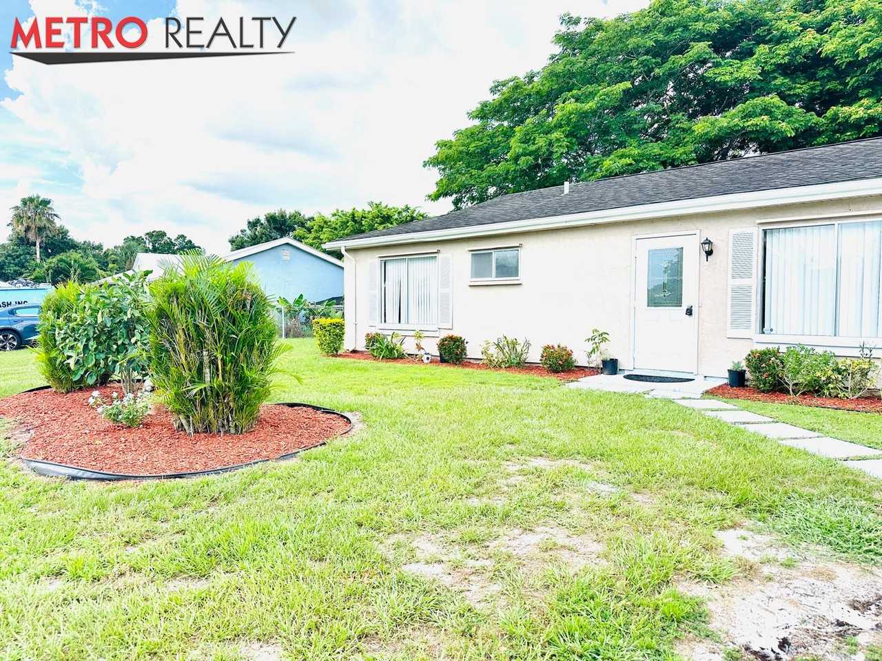 372 Southwest Belmont Circle - Photo 2 of 18