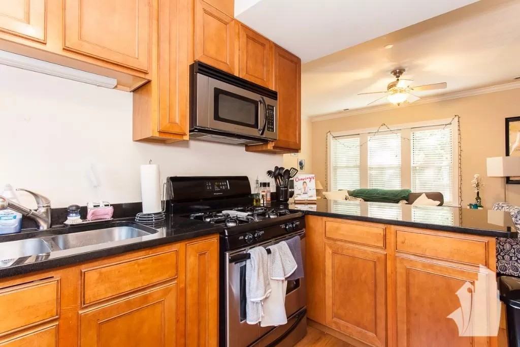 1516 W Waveland Ave #1 - Photo 4 of 10