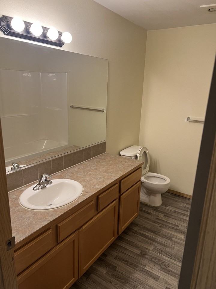 Appleway & Rosewood Apartments - Photo 2 of 10