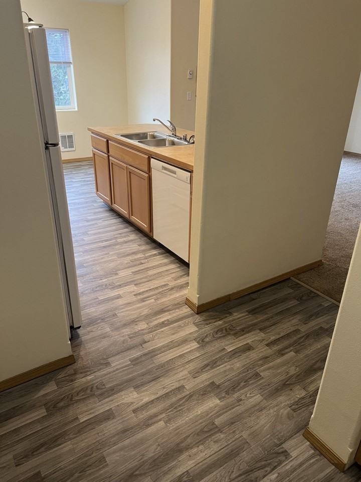 Appleway & Rosewood Apartments - Photo 3 of 10