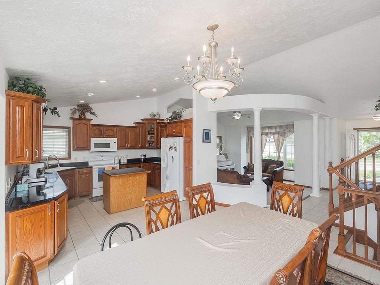 809 S Outlook Dr - Photo 6 of 27