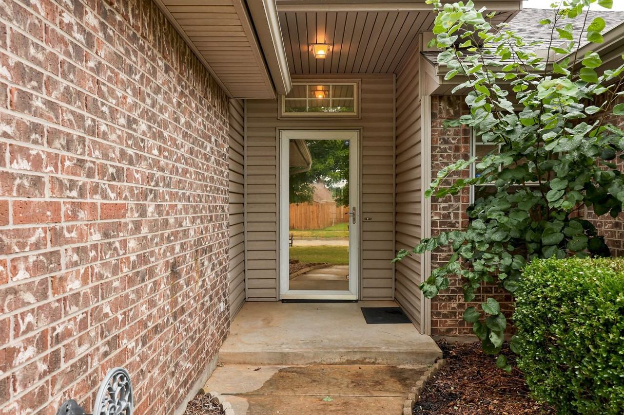 605 Eastview Dr - Photo 4 of 50