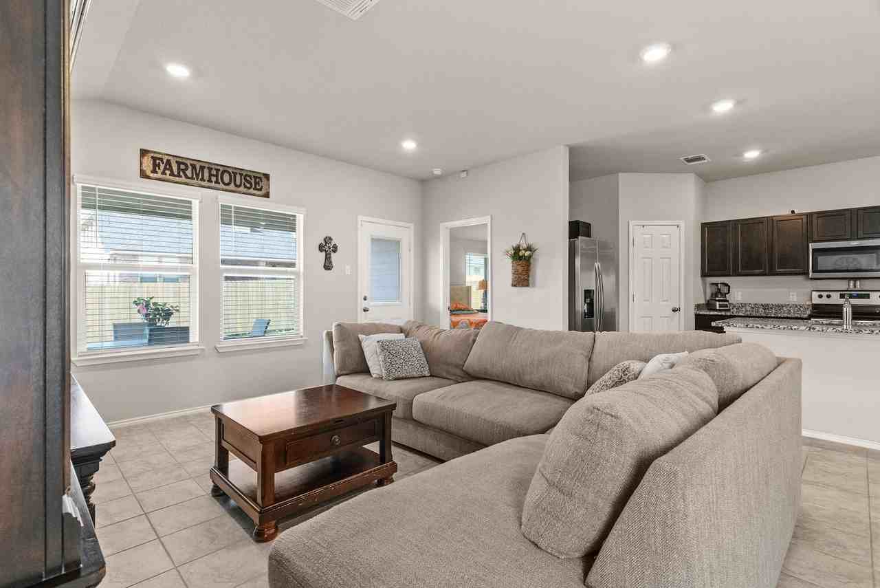 3600 Fountain View Dr - Photo 3 of 15