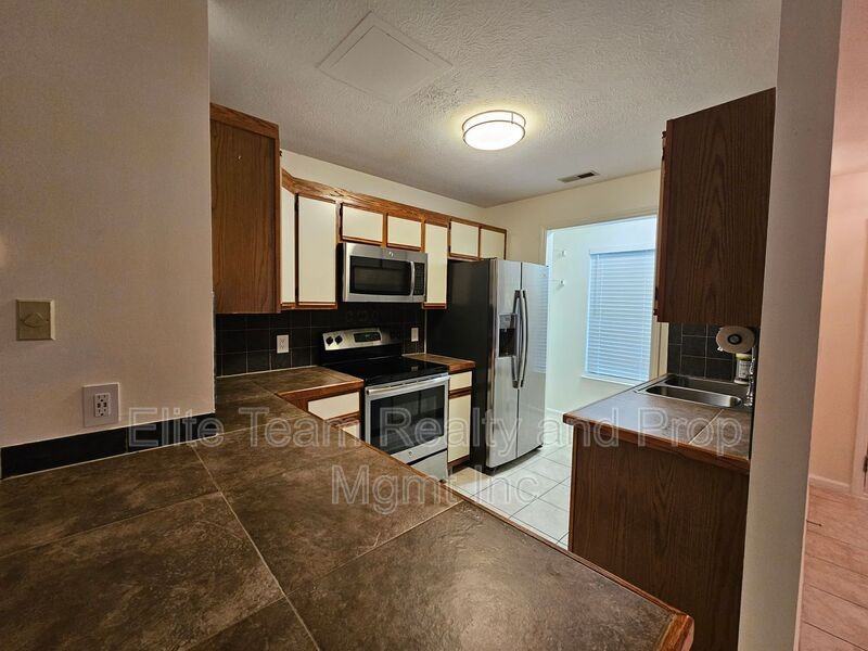 802 Selwyn Oaks Ct Apt A - Photo 2 of 14