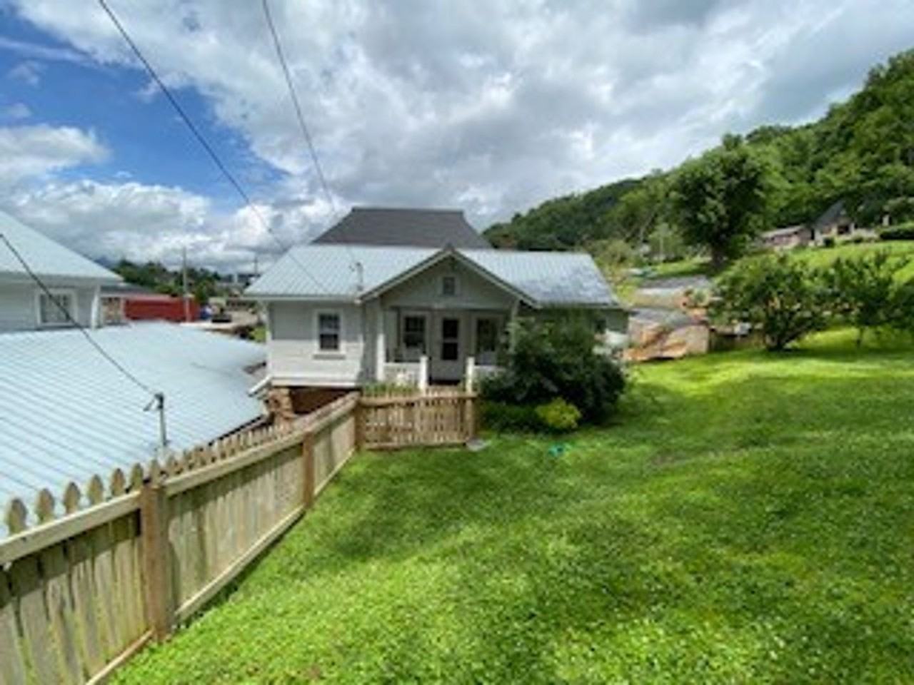 121 Jackson St - Photo 3 of 15